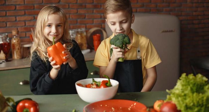 Crianças desfrutando de verduras. Photo by Gustavo Fring from Pexels.