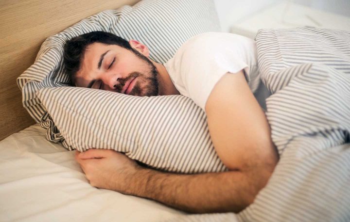 Um homem dormindo -  Photo by Andrea Piacquadio from Pexels