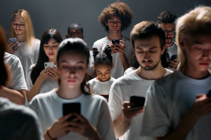 Jovens adictos ao celular - Photo by cottonbro from Pexels
