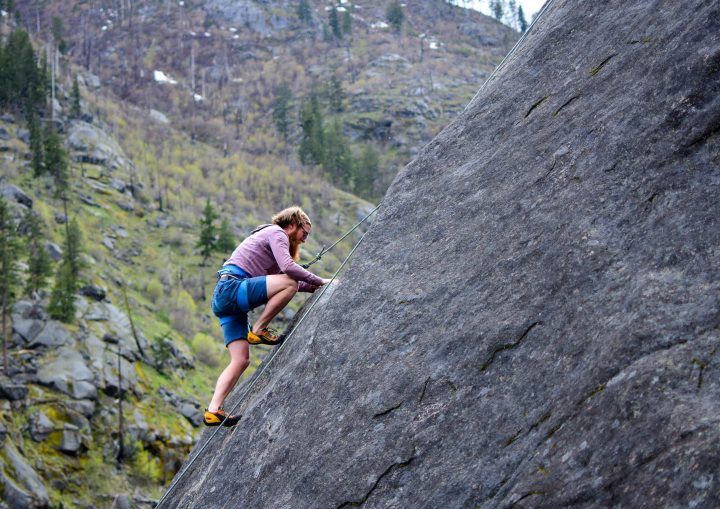 Um homem sendo desafiados em escalar uma montanha