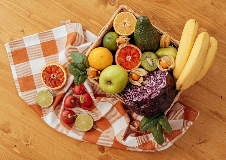 Uma variedade de frutas e vegetais coloridos e ricos em antioxidantes