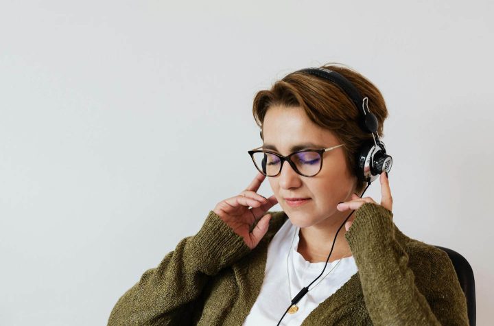 Uma mulher com fone de ouvido escutando música relaxante
