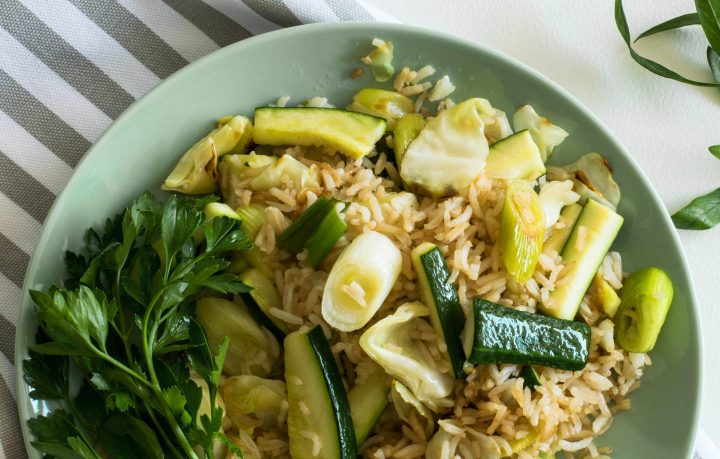 Um prato de arroz com hortalicas