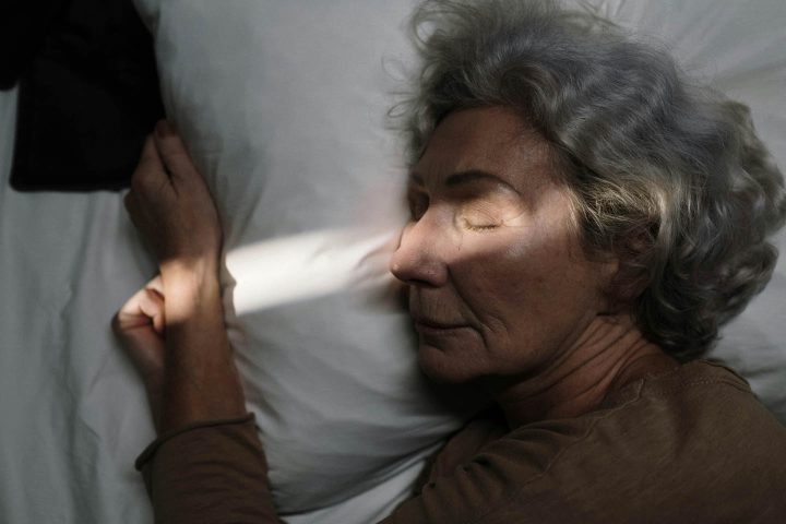 Uma mulher idoso dormindo