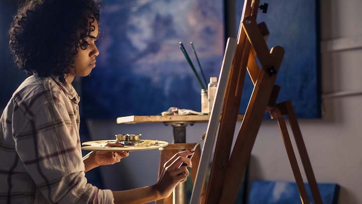 Uma adolescente pintando um quadro