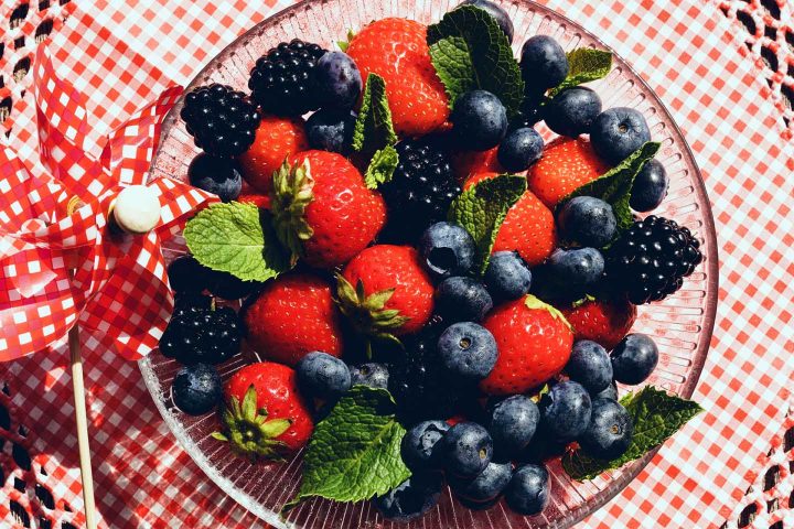 Frutas silvestres locais - Photo by Susanne Jutzeler from Pexels