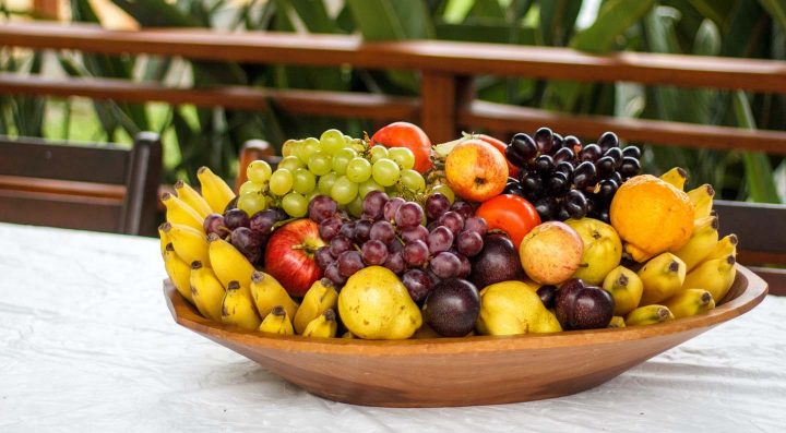 Uma bacia cheio de frutos