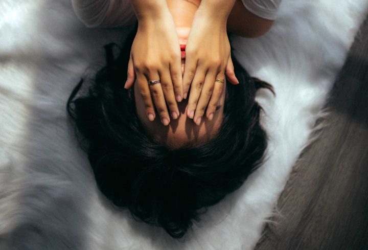 Uma mulher passando por estresse