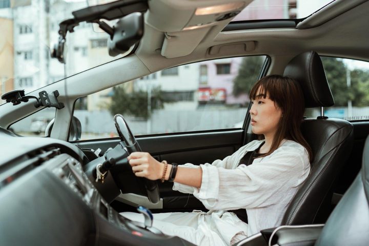 Uma mulher dirigindo um carro