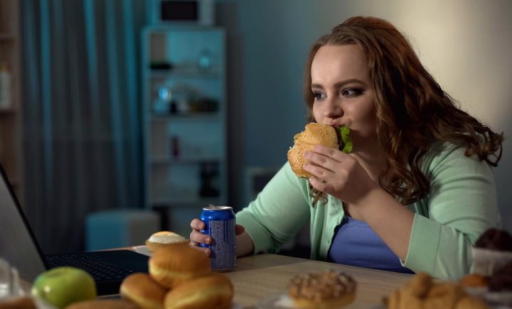 Uma mulher comendo compulsivamente