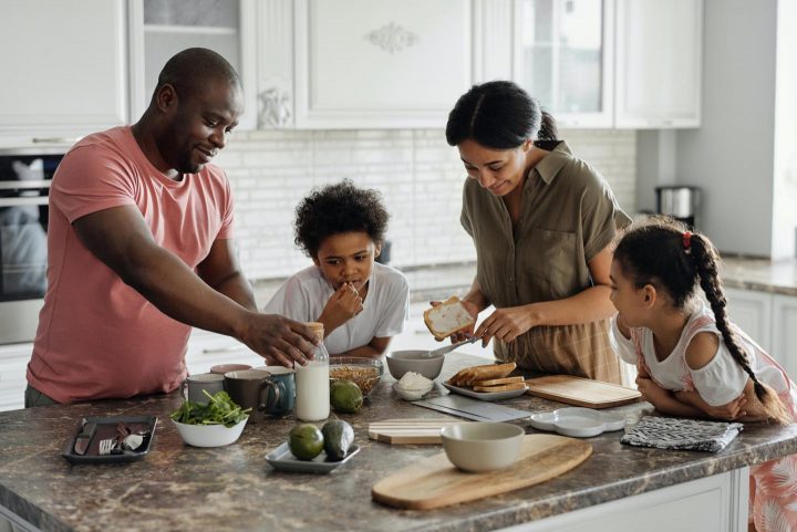 Uma família preparando um lanche juntos