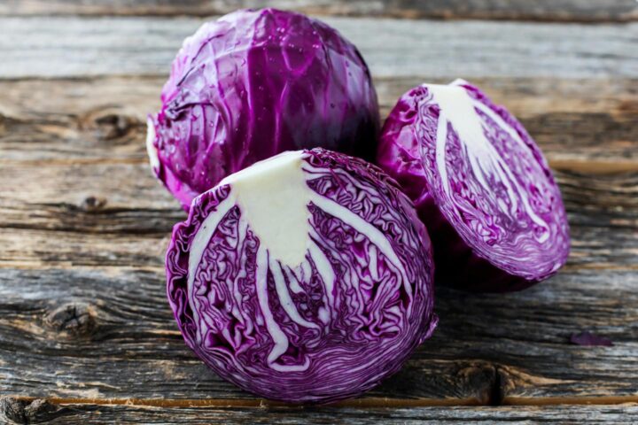 Uma cabeça cortada de repolho roxo