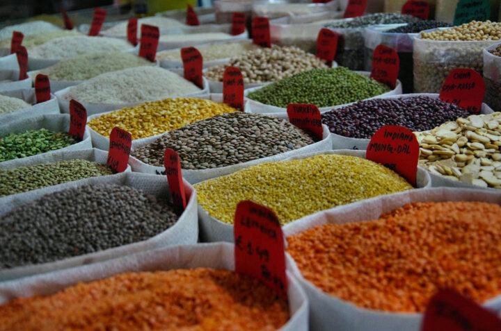 Uma variedade de feijões disponíveis no mercado
