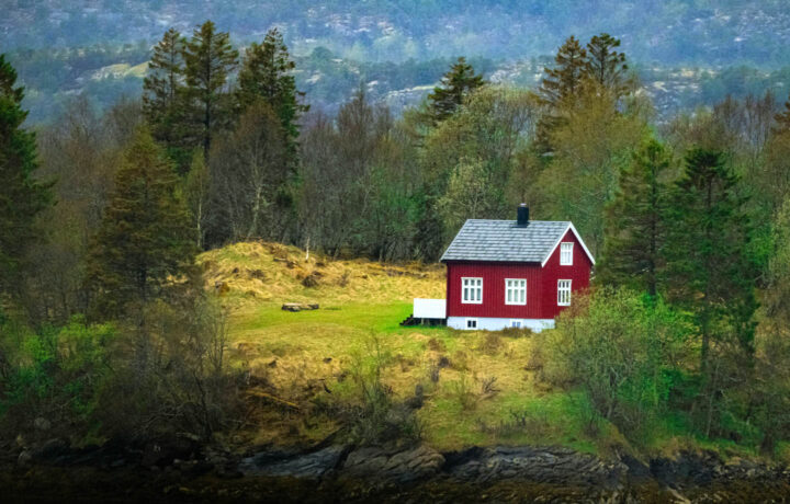 Uma típica casa norueguesa de madeira em um ambiente natural tranquilo