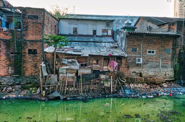 Parte de fundo das casas em uma favela
