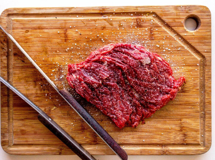A beefsteak on a chopping board
