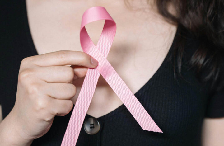 Um laço rosa pelo câncer de mama