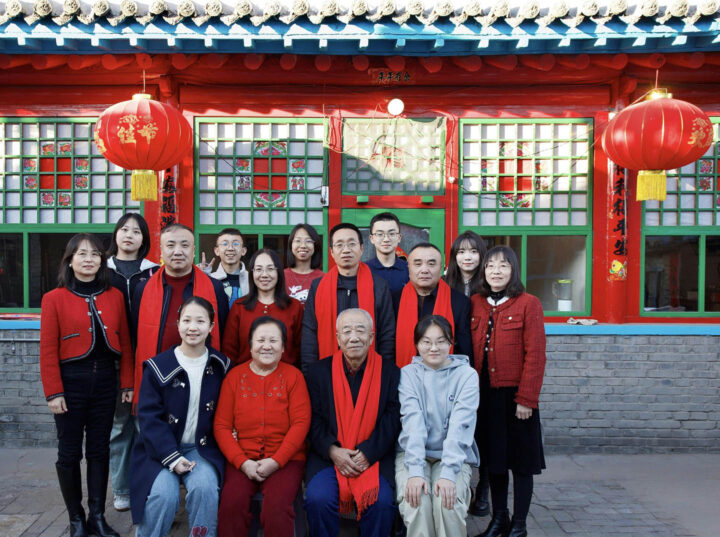 Uma família chinesa reunindo várias gerações