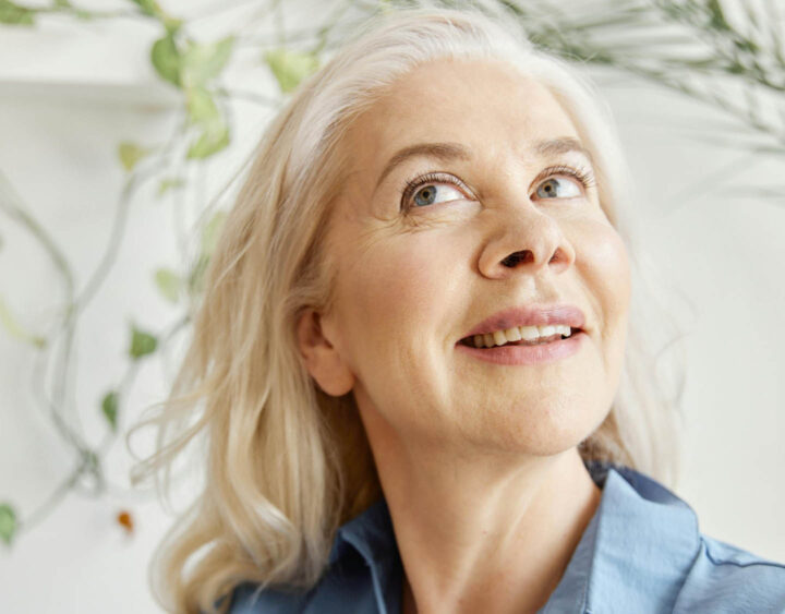 Uma mulher que observa para captar alguns sinais sutis com sua intuição