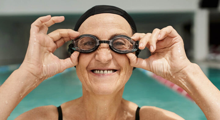 Uma senhora idosa nadando em uma piscina