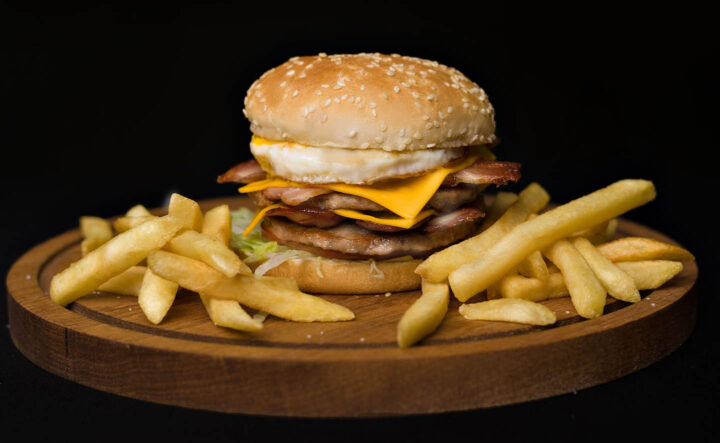 Cheeseburger e batatas fritas como exemplos de alimentos gordurosos