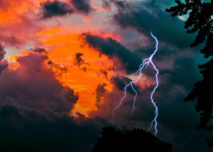Uma tempestade se formando, com relâmpagos rasgando o céu
