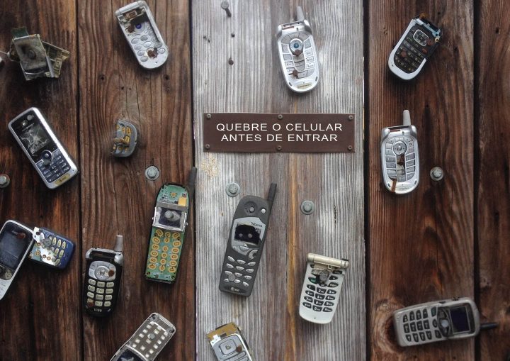 Placa dizendo: Quebre o celular antes de entrar