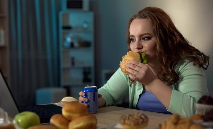 Uma mulher com compulsão alimentar