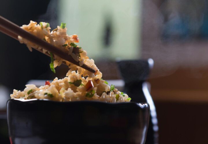 Uma tigela de arroz com palitos chineses