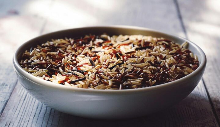Arroz de cores variadas, incluindo algumas variedades de arroz selvagem