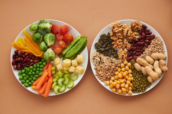 Dois pratos de vegetais e vários grãos e legumes