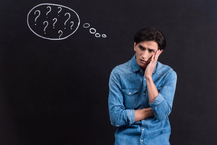 Um homem com um olhar intrigado, que precisa de questionar os seus pensamentos