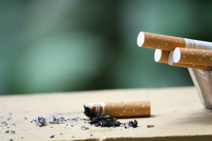 Um cigarro fumado junto com um maço