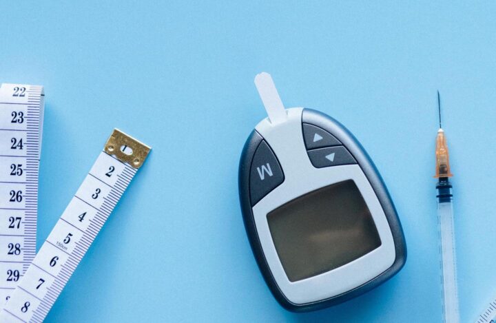 Um medidor de glicose no sangue e uma fita métrica