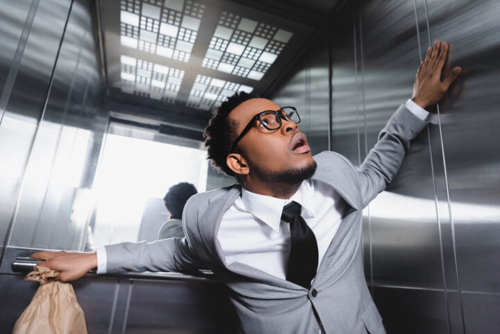 Um empresário sente fobia dentro de um elevador