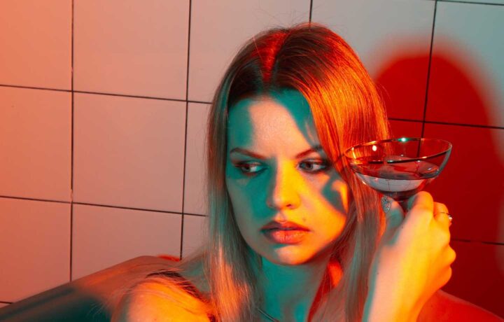 Uma mulher bebendo whiskey