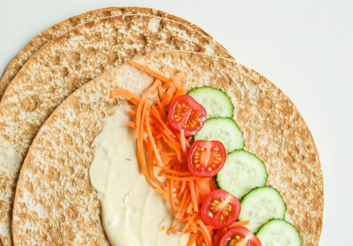 Um sanduíche de vegetais com pão pita