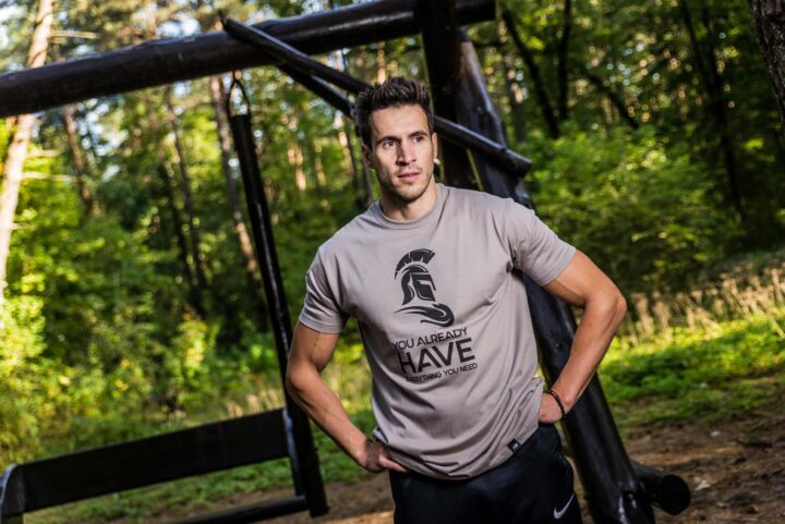 Um homem treinado está satisfeito após sua rotina de exercícios