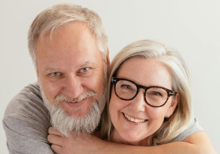 Um casal de idosos com cabelos grisalhos