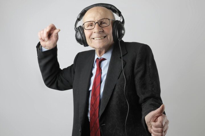 Um senhor idoso apreciando uma gravação musical