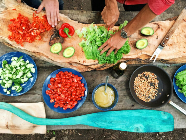 Preparando ingredientes para uma salada
