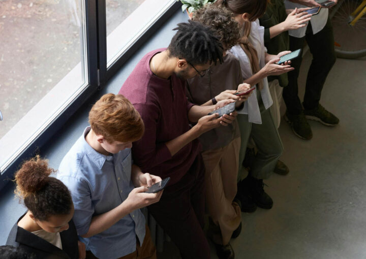 Um grupo de jovens grudado no celular