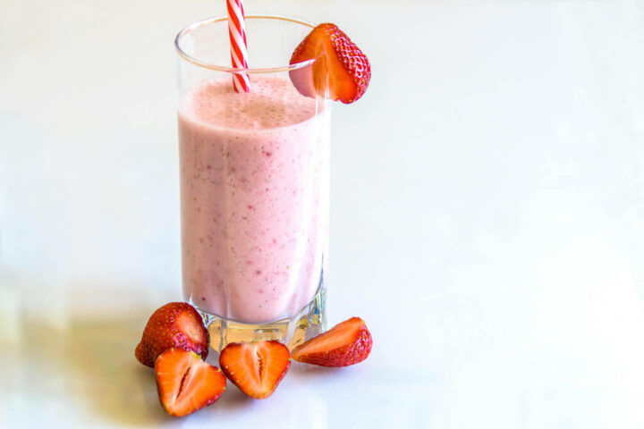 Um milk-shake com um morango para decorar
