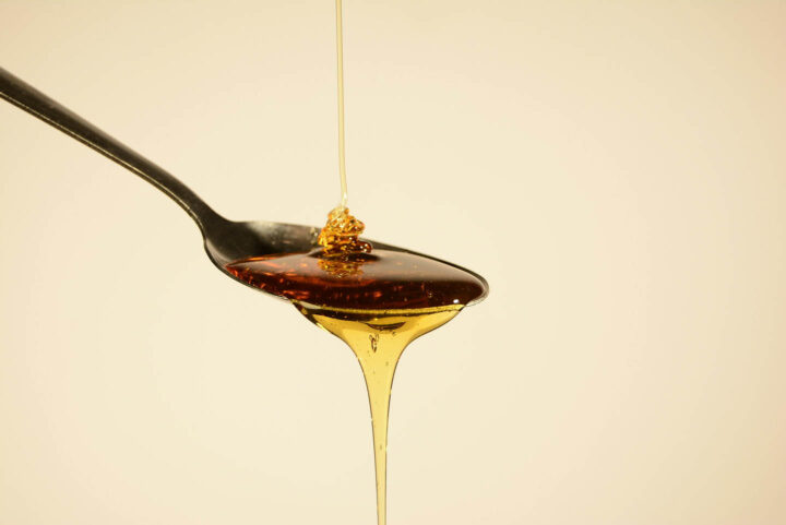 Um adoçante como o agave escorrendo de uma colher