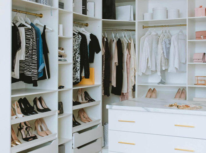 Um guarda-roupa feminino repleto de sapatos e roupas
