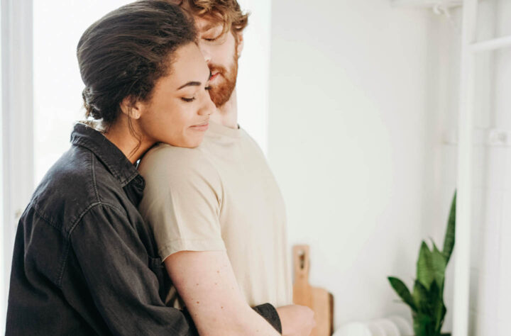 Um casal se abraçando