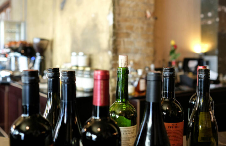 Garrafas de vinho em uma mesa