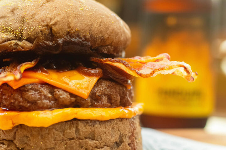 Um cheeseburger pingando gordura