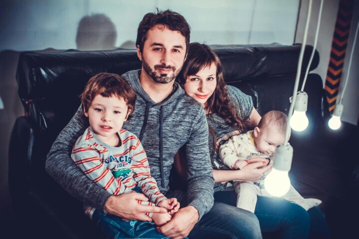 Um casal de pais não fumantes com dois filhos pequenos